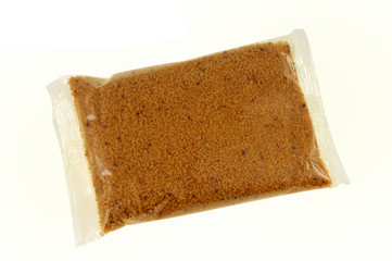 Sachet de semoule aux épices en gros plan sur fond blanc