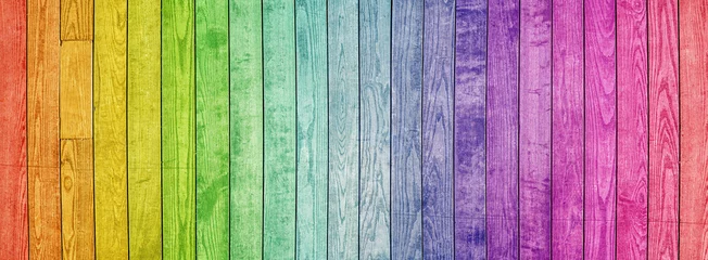 Bunt bemaltes Naturholz mit Körnern für Hintergrund, Banner und Textur. © Sondem