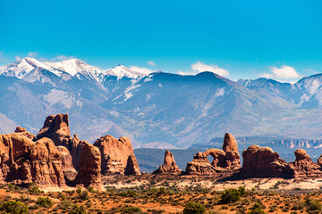 Landschaft mit Felsformation und Fenster im Arches Nationalpark