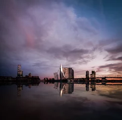 Fotobehang Rotterdam, Nederland - 16 januari 2020: Skyline van Rotterdam met Erasmusbrug. Toeristische attractie in Nederland. © Jeroen