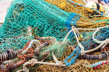 Séchage de filets de pêche industrielle en tas	