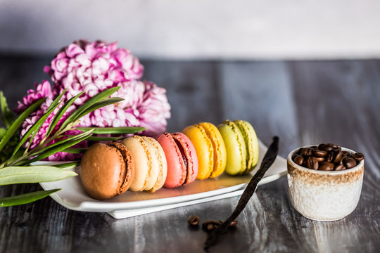 Assortiment de macarons color&eacute;s aux parfums divers