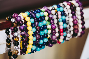 Bracelets colorés avec des pierres de soin naturelles