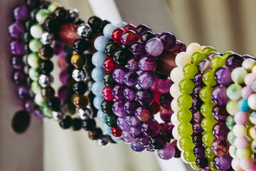 Bracelets colorés avec des pierres de soin naturelles