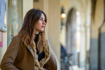 Bella modella posa per le strade di Reggio Emilia