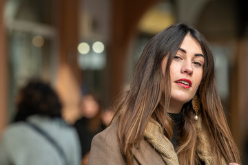 Bella modella posa per le strade di Reggio Emilia