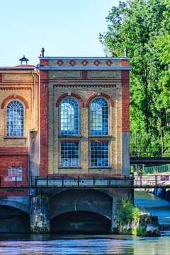 Teilansicht des historischen Kraftwerks in der Wolfzahnau in Augsburg