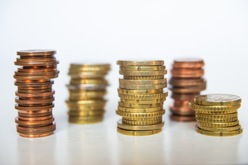 Monete di euro su fondo bianco