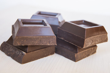 Pezzi di cioccolato fondente su tagliere bianco