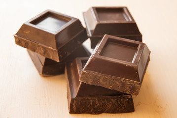 Pezzi di cioccolato fondente su tagliere bianco