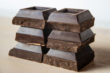 Pezzi di cioccolato fondente su tagliere bianco