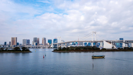Obraz premium Landscape of Rainbow bridge and Tokyo skyline 1