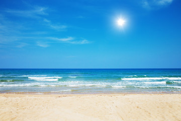 Fototapeta na wymiar blue sea and beautiful sky. sea beach