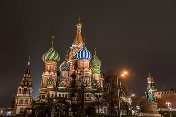 Fototapeta na wymiar St Basils cathedral in moscow and Kremlin