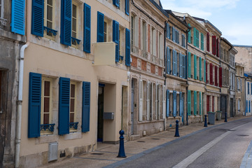 Häuserzeile von alten farbenfrohen renovierungsbedürftigen Häusern in Verdun/Frankreich