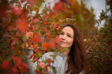Naklejka premium girl in the autumn park