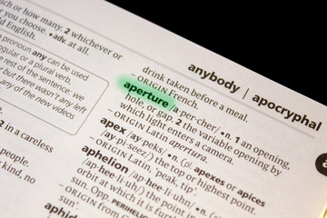 Obraz premium Aperture word or phrase in a dictionary.