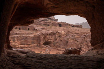 Valle con cuevas beduinas en la antigua ciudad de Petra , Jordania