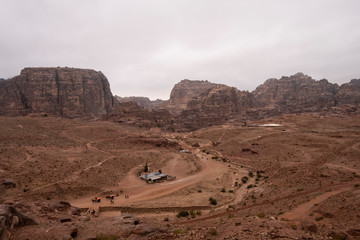 Valle con cuevas beduinas en la antigua ciudad de Petra , Jordania
