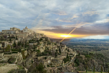 Lever de soleil à Gordes dans le vaucluse - provence