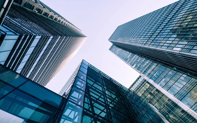 Fototapeten Wolkenkratzer der Londoner Docklands. Niedrige Weitwinkelansicht von konvergierenden modernen Wolkenkratzern aus Glas und Stahl. © pxl.store