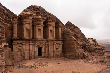 Fachada del antiguo Monasterio de la ciudad de Petra, Jordania