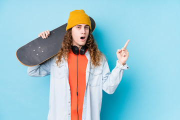 Young caucasian skater man isolated pointing to the side © Asier