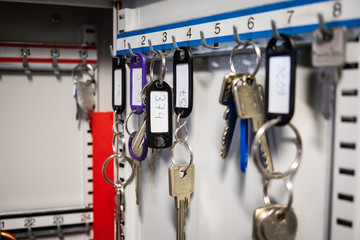 Viele Schlüssel hängen in einem Schlüsselkasten