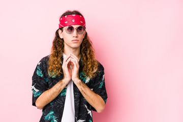 Young hippie caucasian man isolated making up plan in mind, setting up an idea.