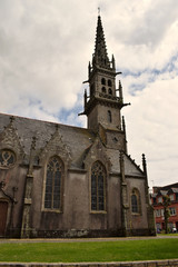 Fototapeta na wymiar Une église et son magnifique clocher dans un village breton en Bretagne