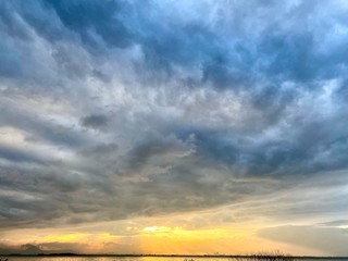 光降る対岸の町