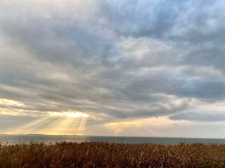 雲から産み出る光