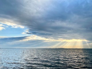 対岸の光注ぐ町並み