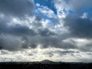 嵐の前の雲けさ