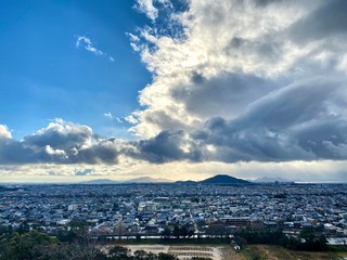 山の上に雲右