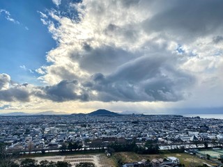 山の上に巨大雲正面