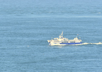 Fototapeta na wymiar Ferry assurant la navette des iles à la pointe du Finistère en Bretagne