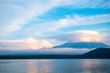 本栖湖と富士山