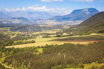Obraz premium Beautiful French village against the background of mountains and blue sky in the Alps of Haute-Provence.