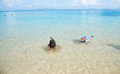Fototapeta na wymiar 海でシュノーケリングをする子供