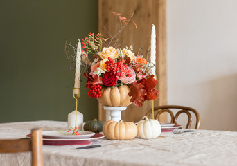 Seasonal table setting with flowers