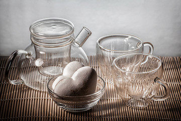 Empty teapot and two empty heart cups with gingerbread hearts