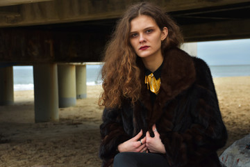 Kobieta pod molo © Grzegorz Barbara Iza