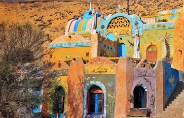 Maison colorée sur les rives du Nil en Egypte