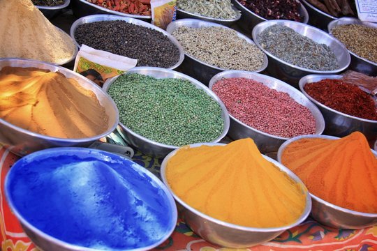 Assortiment d'épices et colorants en vente sur un marché