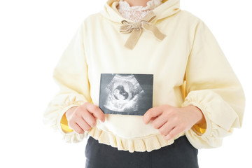 エコー画像を持つ若い妊婦の女性