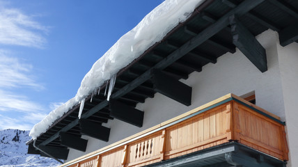 Obraz premium Snow on the wooden roof .