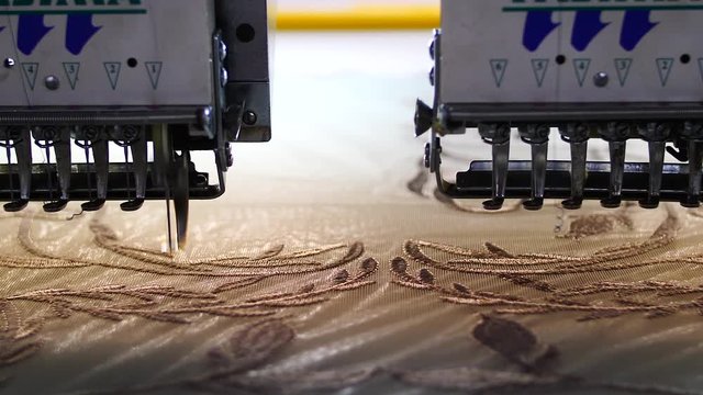 Industrielle Stickmaschine im Einsatz in einer Produktion von Textilien