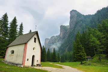 Fototapeta na wymiar Scenic chapel and mountains in Puez-odle nature park in the dolomites, Italy