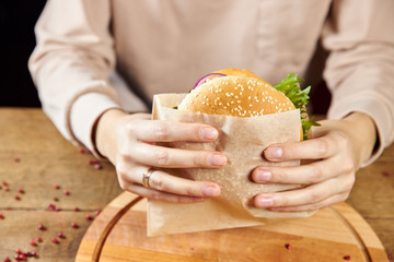 Obraz na płótnie Canvas woman with burger in hands